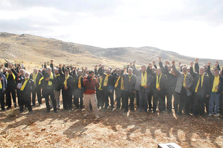 padres de mártires reafirman su lealtad a la Resistencia Padres de mártires reafirman su lealtad a la Resistencia y a su líder